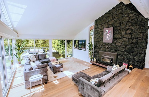 Deep Cove House | ✨Stunning Waterfront views Retreat Villa, 5 Bed, 5 Bath, Pool, Sauna, Hot tub✨