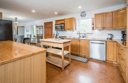 Stokes Bay Cottage | Stunning waterfront w/ spa + dog run