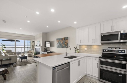 Metro Vancouver Regional District Apartment | Stunning waterfront property- wake up and fall asleep to the sound of the ocean