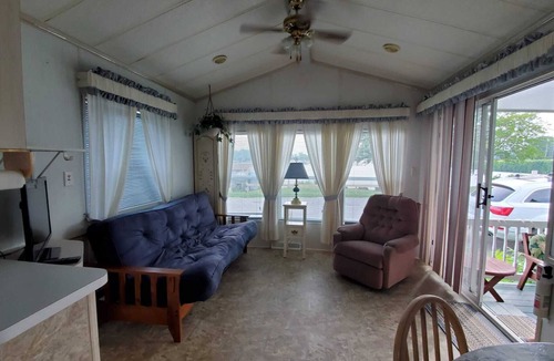 Sherkston Cottage | Stunning waterview, walk to the beach specious cottage on Lake Erie