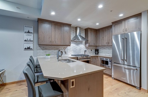 Canmore Condo | Stunning White Spruce Lodge - Walk to Main Street!