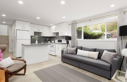 District of North Vancouver Apartment | Stylish 1 BR Suite in North Vancouver 10 Mins ski