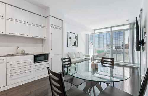Bay Cloverhill Apartment | Stylish 1bed1bath Condo | Parking|Pool|Gym