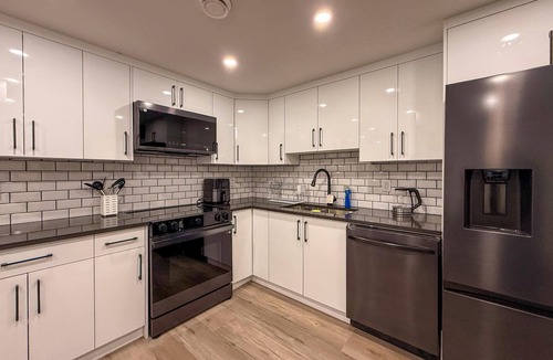 Calgary House | Stylish 2BR Basement Suite | 15 Mins to Airport