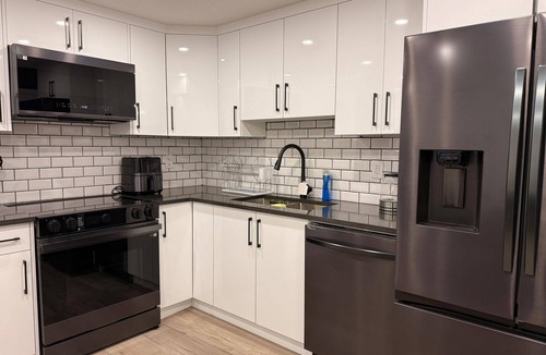 Calgary House | Stylish 2BR Basement Suite | 15 Mins to Airport