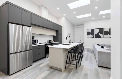Griffintown Apartment | Stylish 2BR Retreat w/Rooftop & Parking-Griffintown