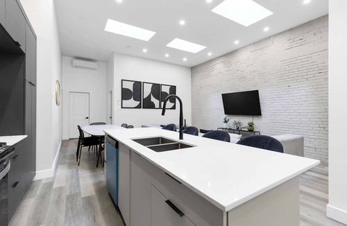 Griffintown Apartment | Stylish 2BR Retreat w/Rooftop & Parking-Griffintown