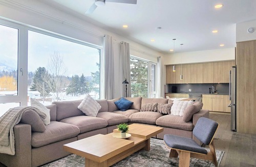 East Kootenay House | Stylish 2BR | River & Views | 5 Min Fernie and Resort
