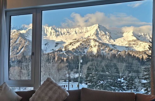 East Kootenay House | Stylish 2BR | River & Views | 5 Min Fernie and Resort