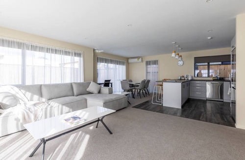 Palmerston North House | Stylish 3 bedroom home in Palmerston North