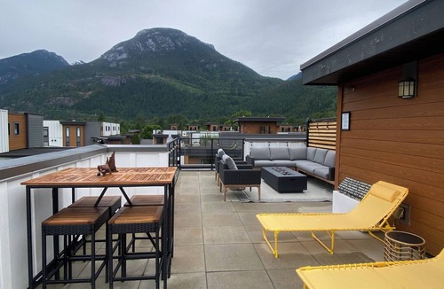 Squamish House | Stylish 3 bedroom townhome with rooftop patio