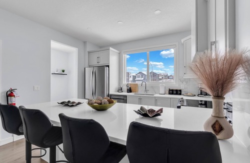 Calgary House | Stylish 4-Bedroom & Fireplace (Mainfloor Bedroom & Full Bathroom)