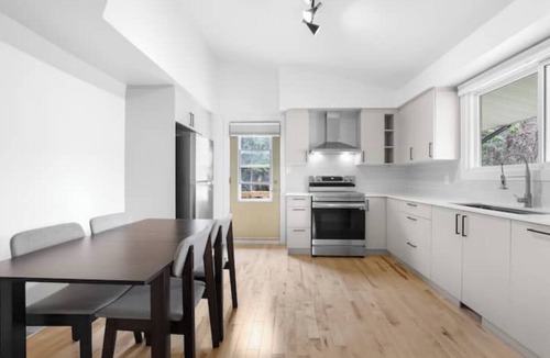 Brossard House | Stylish 4BR House close to DT