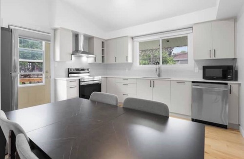 Brossard House | Stylish 4BR House close to DT
