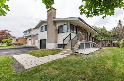 Brossard House | Stylish 4BR House close to DT