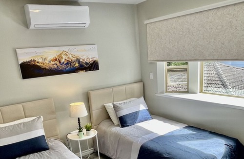 Renfrew-Collingwood House | Stylish 5-BedRoom Vacation Home