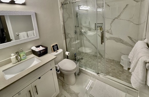 Renfrew-Collingwood House | Stylish 5-BedRoom Vacation Home