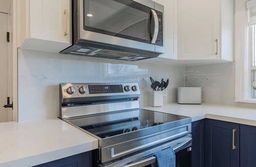 West Oakville House | Stylish, and Fully Renovated Bungalow Retreat