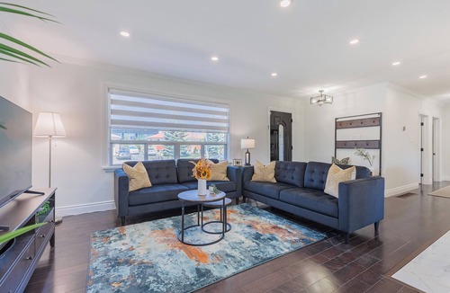 West Oakville House | Stylish, and Fully Renovated Bungalow Retreat
