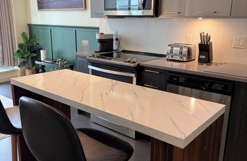 East Village Condo | Stylish Condo, Riverview, Downtown East Village, Mins to Stampede/Saddledome