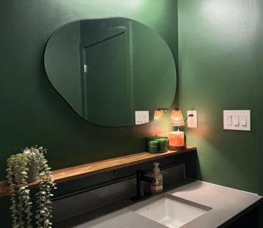 East Village Apartment | Stylish Condo, Riverview, Downtown East Village, Mins to Stampede, Saddledome