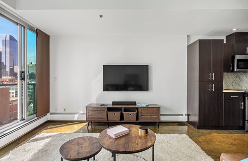 Connaught Condo | Stylish Downtown Calgary Condo – Walk to Dining, Shops & Entertainment!