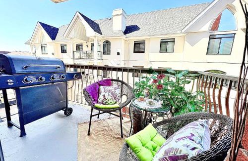 North Central Edmonton House | Stylish Downtown Condo near Rogers Place l Parking, Gym, Balcony & Kitchen