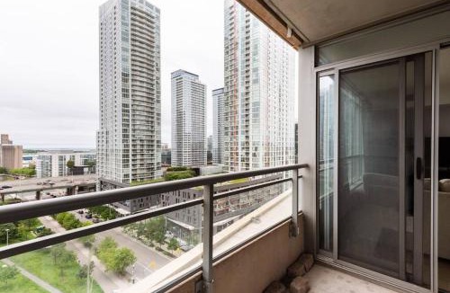 CityPlace Apartment | Stylish Downtown Lakeview Condo - One Free Parking