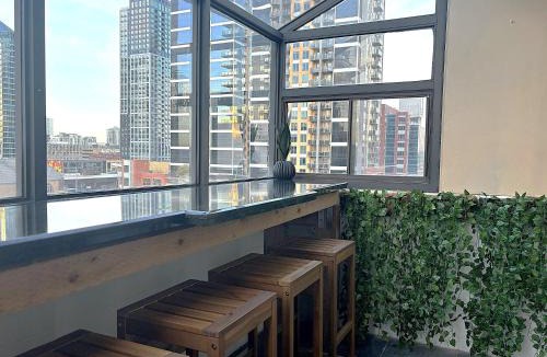 Beltline Apartment | Stylish DT Views at Stampede w Free Parking and AC