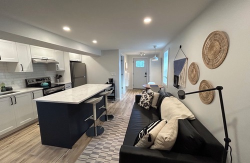 North End House | Stylish executive retreat - king bed, 1.5 baths, fast wifi, all new amenities!