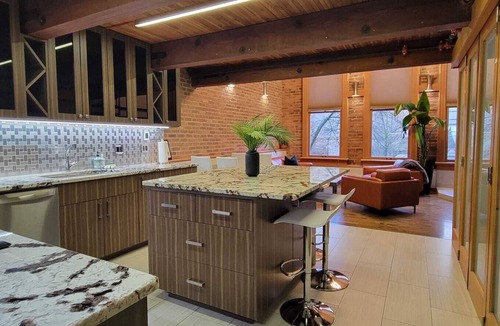Gastown Apartment | Stylish Gastown Loft w/Soaker Tub & Fireplace