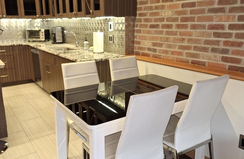 Gastown Apartment | Stylish Gastown Loft w/Soaker Tub & Fireplace