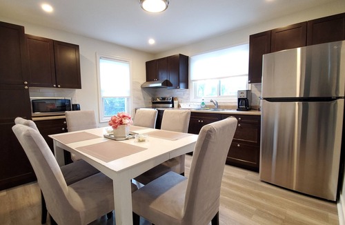 Fallsview House | Stylish home 10 minutes walk to the Falls