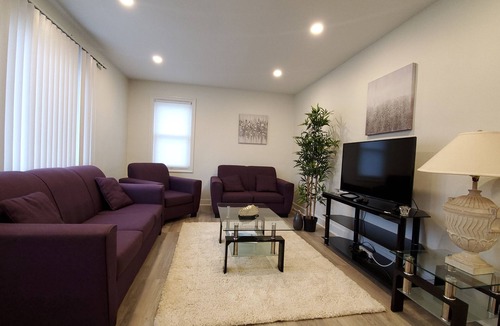 Fallsview House | Stylish home 10 minutes walk to the Falls