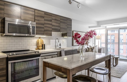 Fashion District Condo | Stylish King West Condo | 2BR/2BA + Parking, Gym, Walk Everywhere