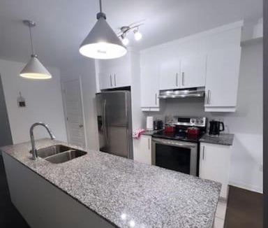 Aylmer Apartment | Stylish Luxe Space w Free Parkx