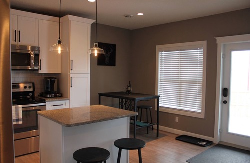 Cochrane House | Stylish Mountain View - Cozy Canadiana Pet Friendly