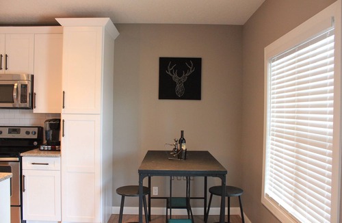 Cochrane House | Stylish Mountain View - Cozy Canadiana Pet Friendly