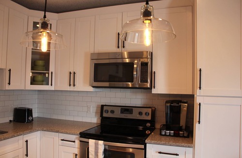 Cochrane House | Stylish Mountain View - Cozy Canadiana Pet Friendly