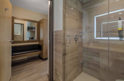 Calgary Hotel | Stylish Room with Swimming Pool, Close to Calgary's Premier Attractions