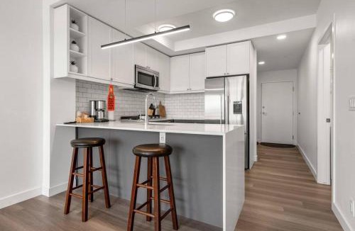 Sunnyside Apartment | Stylish Serenity 1BR Kensington Condo with Parking