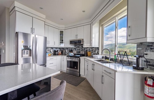 Central Okanagan House | Stylish Single House With Lake & Mountain View