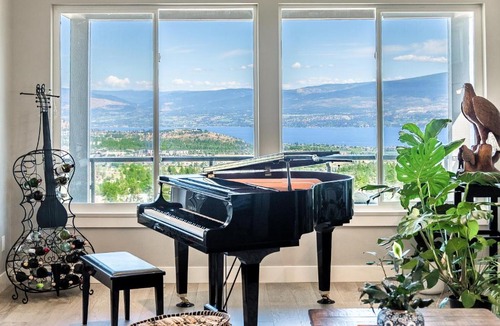 Central Okanagan House | Stylish Single House With Lake & Mountain View