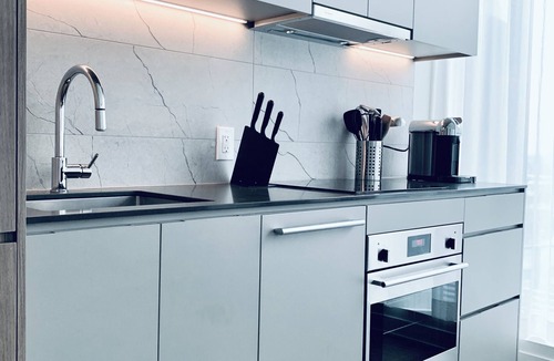 Downtown Montreal Condo | STYLISH & SPACIOUS 2BDR IN 5 STAR DOWNTOWN HIGH RISE COMPLEX