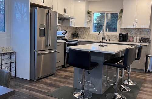 Jasper Place House | 🌟 Stylish, Spacious 3BR WEM, AC — Pet Friendly, Near Top Attractions