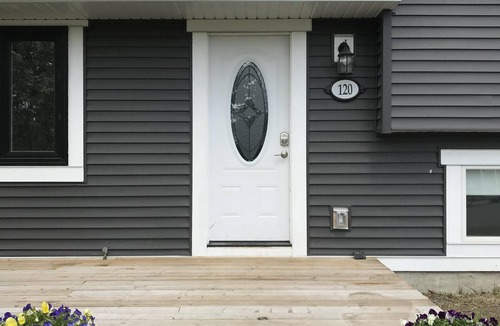 Airdrie House | Stylish Spacious home with Large Yard on Quiet Street. Close to all amenities.