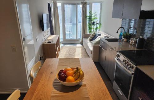 Garden District Apartment | Stylish Stay Toronto Oasis - Reg # STR-2309-HMVRVX exp Feb 21, 2026