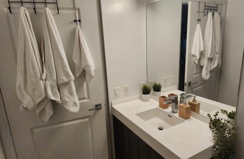 Garden District Apartment | Stylish Stay Toronto Oasis - Reg # STR-2309-HMVRVX exp Feb 21, 2026
