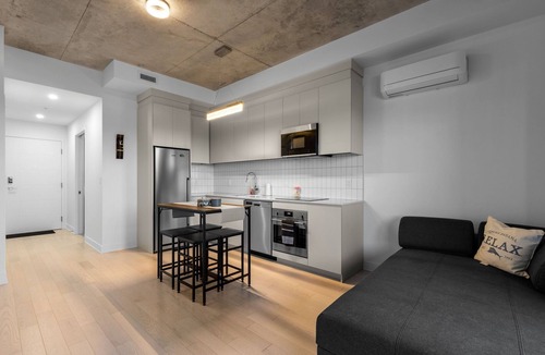 Griffintown Apartment | Stylish Studio on the 24th Floor in Griffintown City 5 mins from downtown