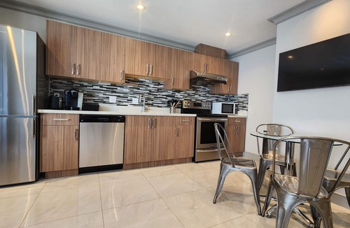 Riley Park-Little Mountain House | Stylish suite steps from trendy South Main St.